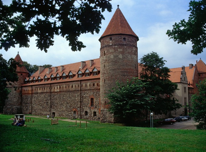 <strong>Zamek w Bytowie</strong>
<br></br>
Pośród przepięknej przyrody Kaszuby skrywają także ślady dawnych wydarzeń i krzyżackiej obecności. W 1390 roku Krzyżacy zaczęli budować w Bytowie murowany zamek, na wzniesieniu w południowo-wschodniej części miasta. Znajdował się on na zachodnim krańcu państwa zakonu krzyżackiego. W zamku na stałe przebywało od kilku do kilkunastu rycerzy zakonnych wraz z giermkami i knechtami. Pełna załoga zamku składała się z kilkudziesięciu osób. W 1410 roku zamek został opanowany przez wojska Władysława Jagiełły (zwrócono go Krzyżakom po I pokoju toruńskim, w 1411 r.).
<br></br>
Obecnie działa tu Muzeum Zachodniokaszubskie (w „Domu Zakonnym”) oraz hotel z restauracją (w „Domu Książęcym”).