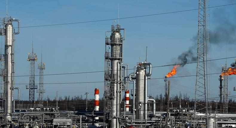 Une vue générale montre une usine de traitement de gaz de pétrole naturel et associé dans le champ pétrolifère de Yarakta, propriété d'Irkutsk Oil Company (INK), dans la région d'Irkoutsk, en Russie, le 11 mars 2019.