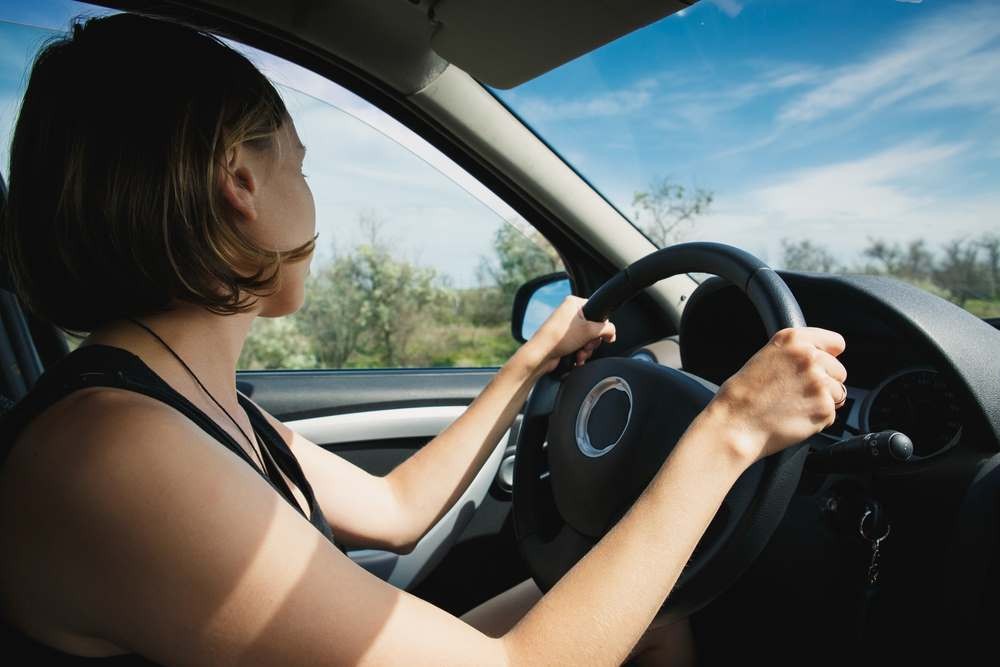 Ľaváci za volantom majú vyšší počet dopravných nehôd kvôli prispôsobovaniu saautomobilovej technike navrhnutej pre pravákov, paradoxne sa však učia voziťrýchlejšie s 57% úspešnosťou pri skúškach.