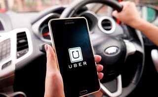 Uber i preautoryzacja: Co oznacza przejażdżka z blokadą na karcie