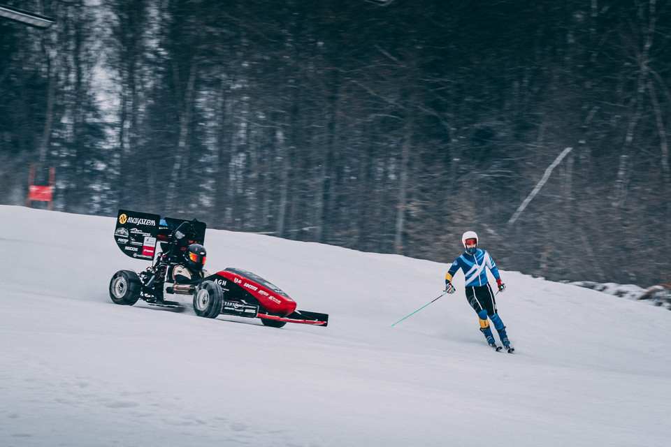 Bolid AGH Racing podczas zmagań na stoku narciarskim w Harbutowicach