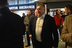 Prezes PZPN witał polskie piłkarki na lotnisku. Kulesza wręczył Pajor bukiet kwiatów