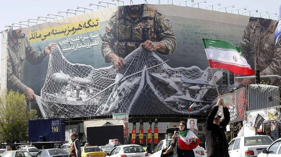 U Teheranu je istaknut natpis koji glasi: „Ormuski moreuz će ostati zatvoren; čitav Persijski zaliv je naše lovište" | Foto: Getty Images