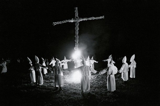 Grupa członków Ku Klux Klanu pali krzyż na farmie w Smithfield w Pensylwanii, 19 lipca 1986 r.