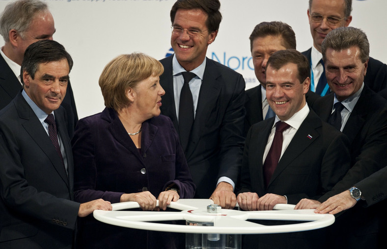 Od lewej: ówczesny premier Francji Francois Fillon, kanclerz Niemiec Angela Merkel, premier Holandii Mark Rutte, prezydent Rosji Dmitrij Miedwiediew, komisarz UE ds. energii Guenther Oettinger otwierają symboliczny zawór podczas ceremonii inauguracji pierwszej z dwóch nitek gazociągu Nord Stream, 8 listopada 2011 r.