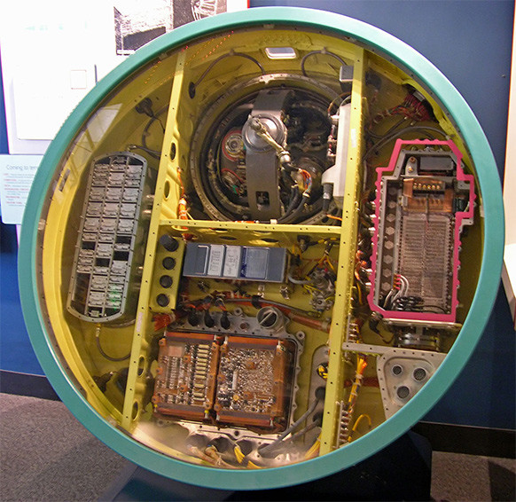 Segment sterujący pocisku Minuteman III. Komputer D-37D jest po prawej stronie, w czerwonej obwódce 