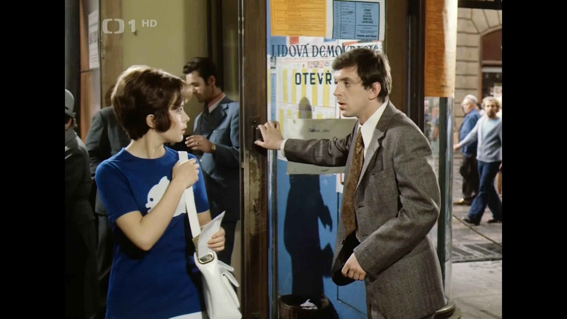 Jaromír Hanzlík a Libuše Šafránková vo filme Jak utopit Dr. Mráčka aneb Konec vodníků.