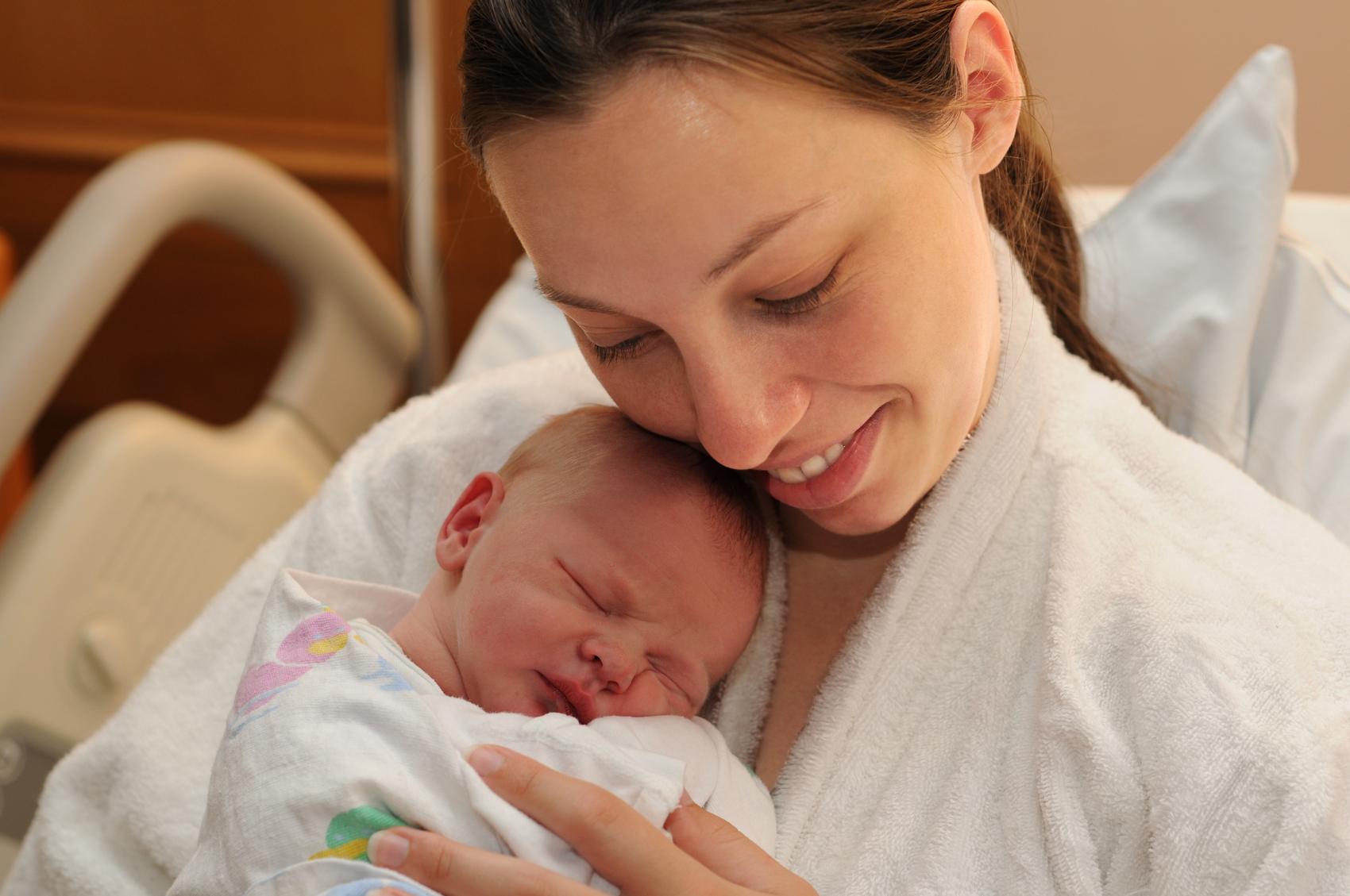 Ребенок первые дни после родов. Мама с малышом в роддоме. Первая встреча матери и ребенка. Мама и новорожденный в роддоме.