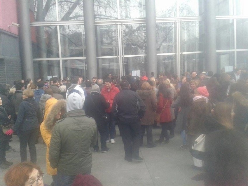 Red od stotinak osoba se formirao i danas