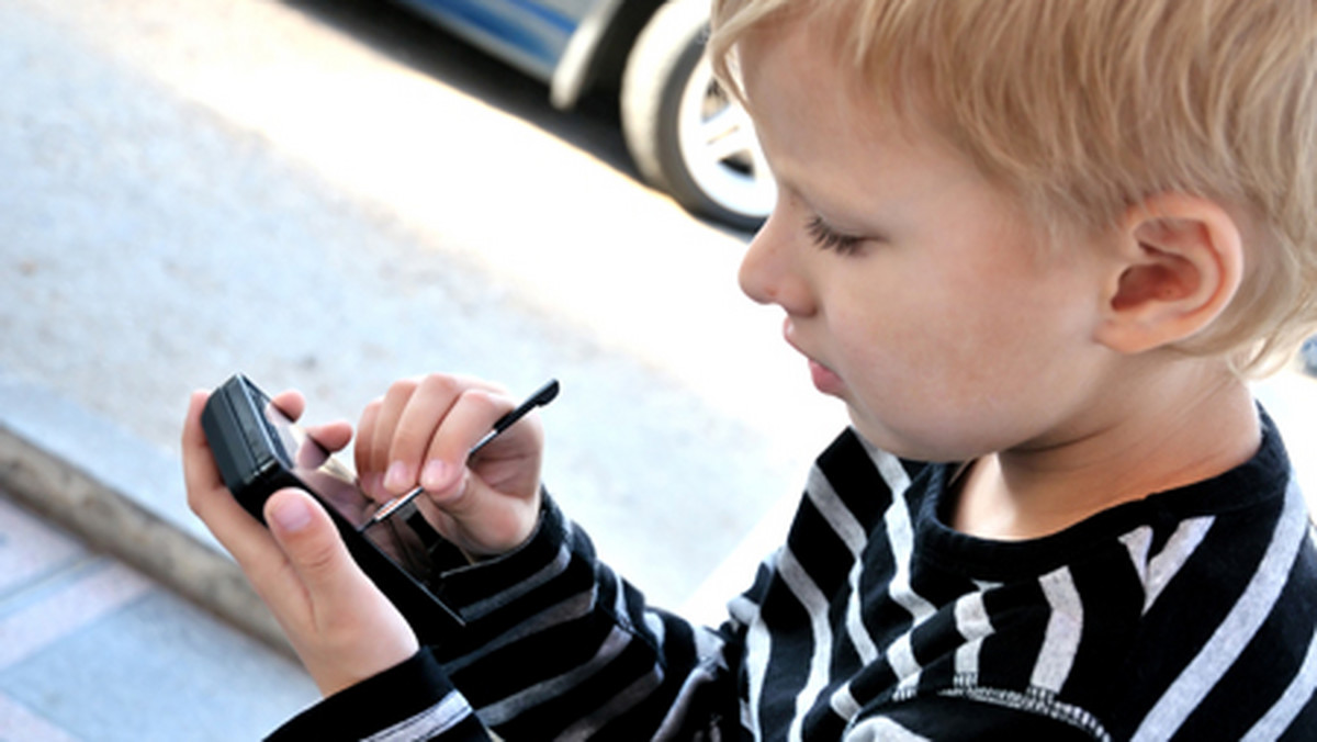 Szwedzkie przedszkola zaczynają wyposażać swoich małych podopiecznych w nadajniki GPS, które umożliwiają łatwe zlokalizowanie dziecka podczas spaceru lub wycieczki.