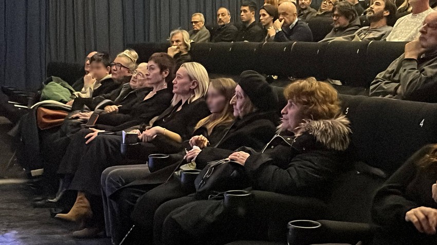 Jelena Đukić briše ćerki suze na komemoraciji