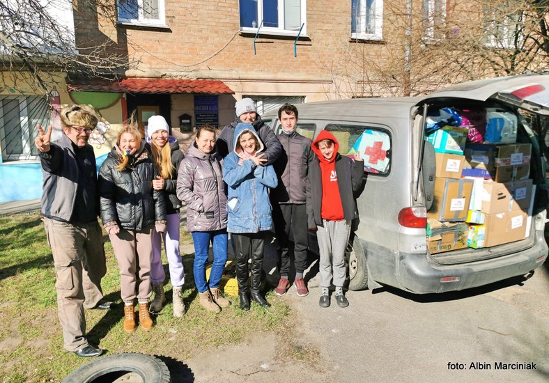 Po dojechaniu na miejsce. Punkt opieki nad dziećmi nazywane tutaj hospicjum, otrzymał część paczek a pozostała trafiła do mundurowych.