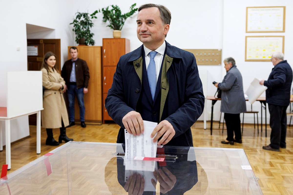 Rzeszów, 15.10.2023. Wybory parlamentarne 2023. Minister sprawiedliwości, prokurator generalny Zbigniew Ziobro oddał głos w lokalu wyborczym w Rzeszowie, 15 bm. Trwa głosowanie w wyborach parlamentarnych i towarzyszącym im referendum. Do jego zakończenia obowiązuje cisza wyborcza i referendalna. (amb) PAP/Darek Delmanowicz