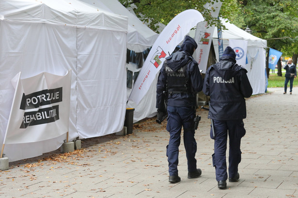 Patrol policji w tzw. "białym miasteczku" przed siedzibą Kancelarii Prezesa Rady Ministrów w Warszawie