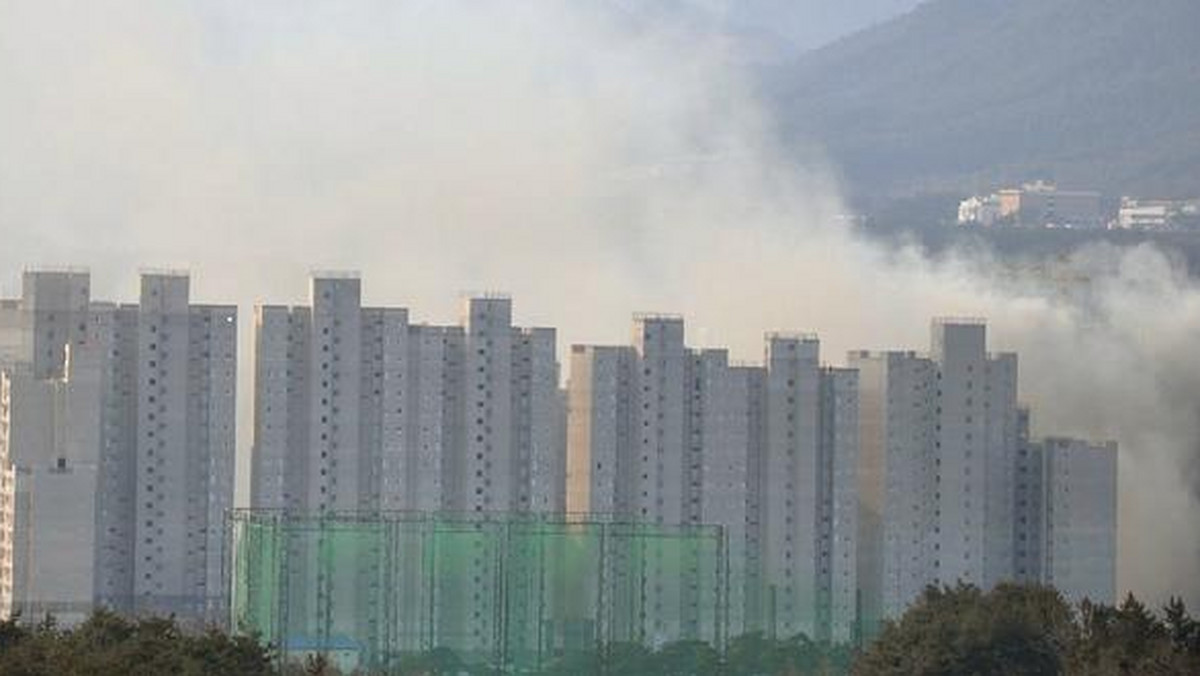 Ogień pojawił się w pobliżu Gangneung, gdzie mieszkają atleci i dziennikarze. Jak poinformowano, mieszkańcy wioski otrzymali ostrzeżenia przed ogniem i dymem.