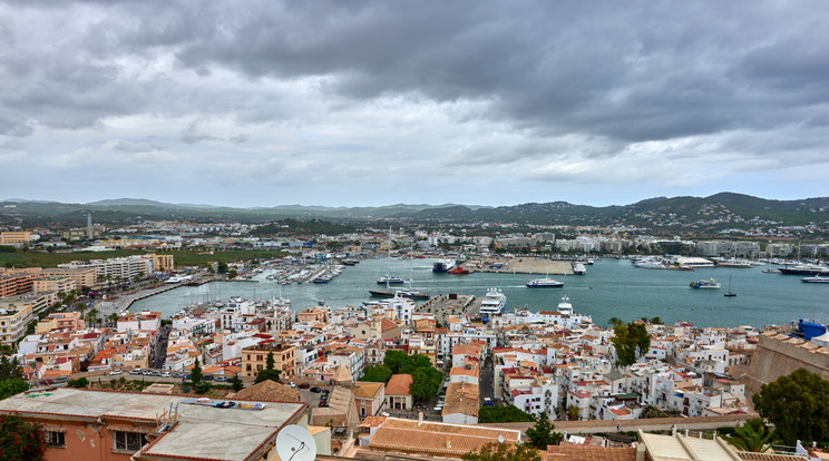 Tragikusan körülmények között életét vesztette egy fiatal brit turista, miután lezuhant egy szálloda erkélyéről a spanyolországi Ibiza szigetén/ Fotó: Northfoto