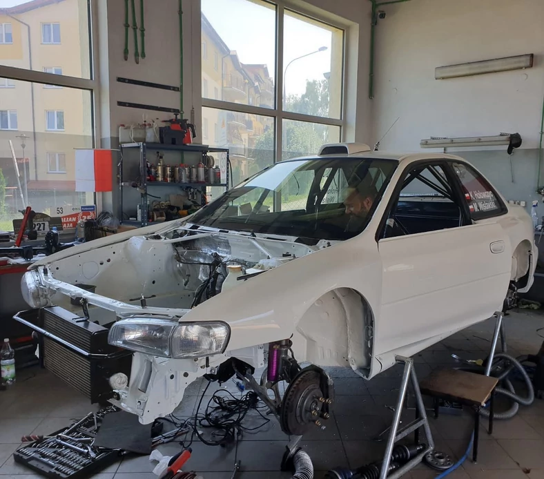 Rajdowe Subaru Impreza Hołowczyca znane jako "babcia"