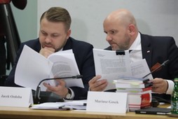 Posłowie Jacek Ozdoba i Mariusz Gosek na posiedzeniu komisji śledczej ds. Pegasusa.