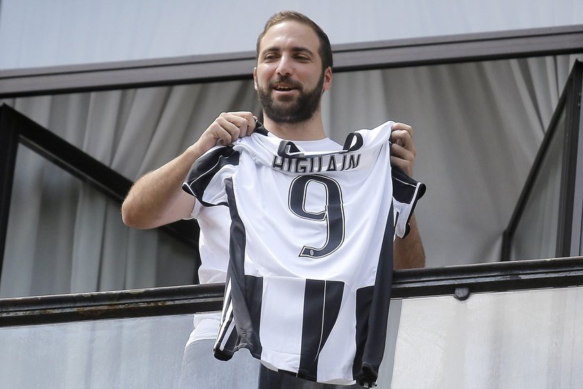 Gonzalo Higuain jest pazerny? Wziął kasę, zostawił dziewczynę