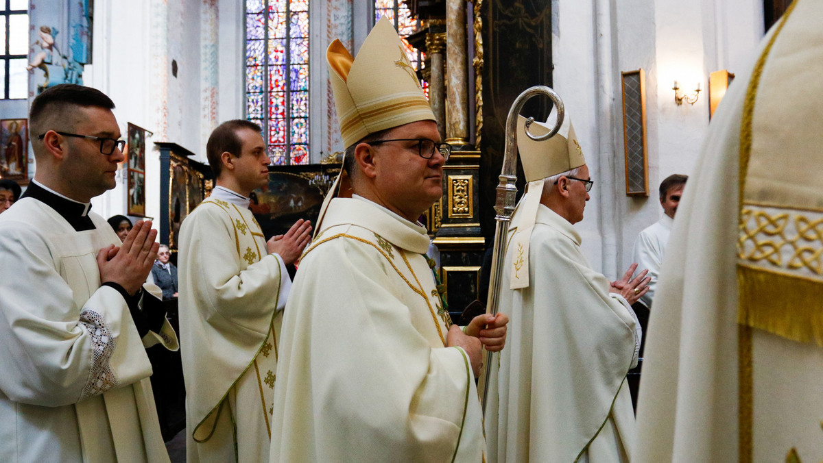 CBOS: 8 proc. Polaków to niewierzący. Bp Śmigiel o "porażkach Kościoła"