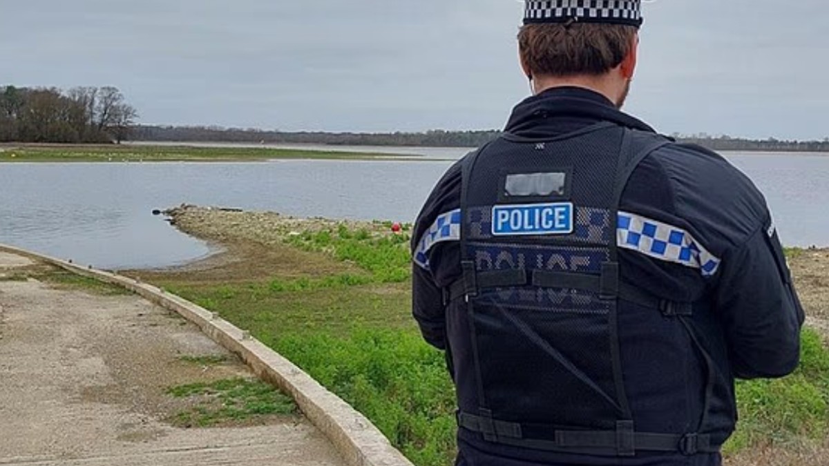 Policija na mestu pada malog aviona u jezero u Eseksu