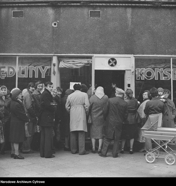 Kolejka do pawilonu handlowego w Warszawie (1981 rok) - Narodowe Archiwum Cyfrowe