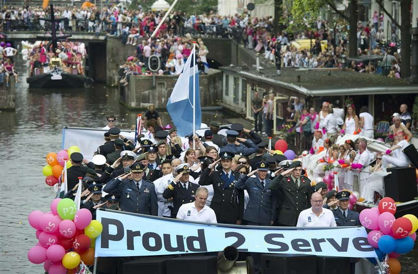 Żołnierze w mundurach na paradzie gejów