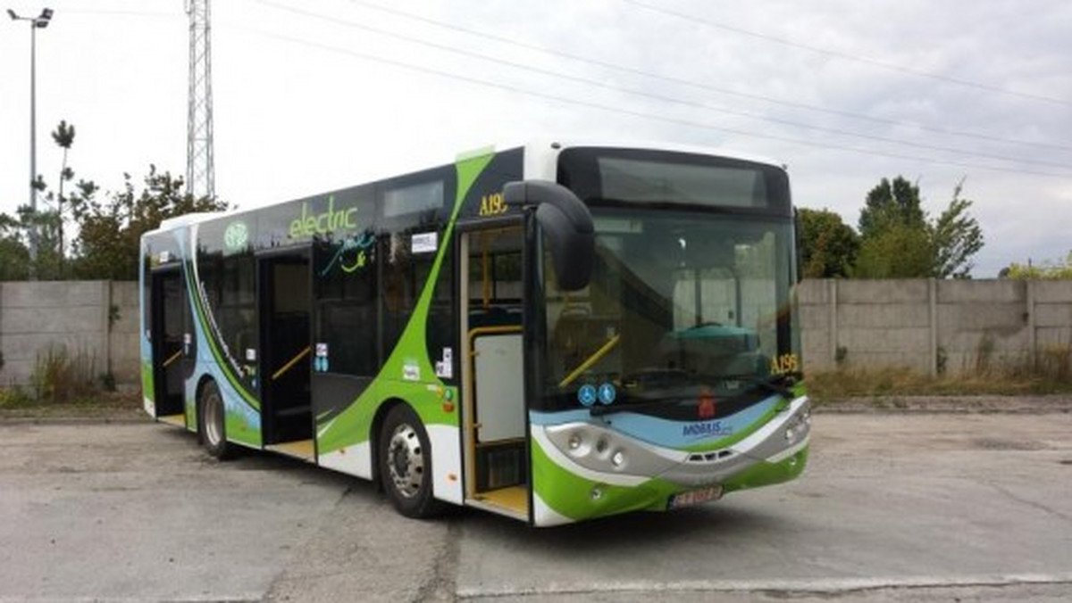 W pełni elektryczny autobus testuje jeden z przewoźników stołecznej komunikacji – firma Mobilis. Na linii 107 przez najbliższe dni będzie można obejrzeć i przejechać się pojazdem AMZ-Kutno City Smile 10E.