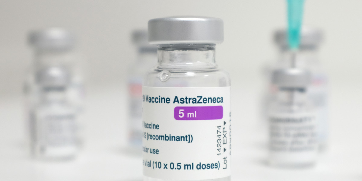 Nie milkną kontrowersje wokół szczepionki AstraZeneca