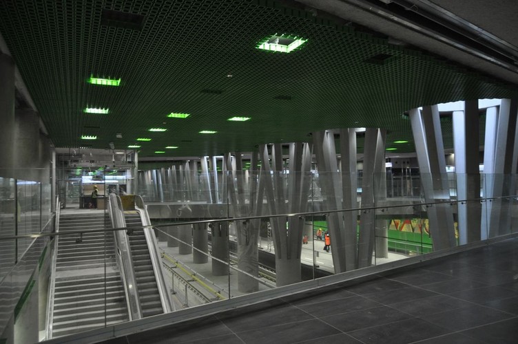 Ruszył przetarg na budowę kolejnych odcinków warszawskiego metra. Chodzi o sześć stacji drugiej linii metra - trzy w kierunku zachodnim i trzy - wschodnim. W listopadzie ma zostać oddany do użytku centralny odcinek tej linii metra. Na konferencji prasowej prezydent Warszawy Hanna Gronkiewicz Waltz powiedziała, że otwarcie kopert przetargowych możliwe będzie w kwietniu przyszłego roku. Prezydent podkreśliła, że wyłonionych zostanie dwóch wykonawców - każdy wykona po trzy stacje. Prezes Metra Warszawskiego Jerzy Lejk podkreśla, że zakończenie prac na kolejnych sześciu stacjach metra można się spodziewać w 2019 roku. W planach jest jeszcze wybudowanie łącznie pięciu kolejnych stacji w obu kierunkach do 2020-2022 roku. Nie wiadomo, kiedy i za jakie środki możliwe będzie dokończenie zachodniej części linii do przedmieść stolicy w Morach. [IAR]<br><br>Na zdjęciu: Stacja C14 Stadion Narodowy fot. metro.waw.pl