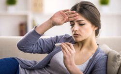 Lekarze rodzinni: koronawirus atakuje też młodych i zdrowych