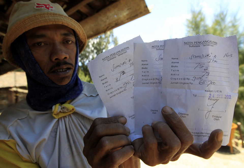 Indonezja - Jawa - siarka z wulkanu Kawah Ijen