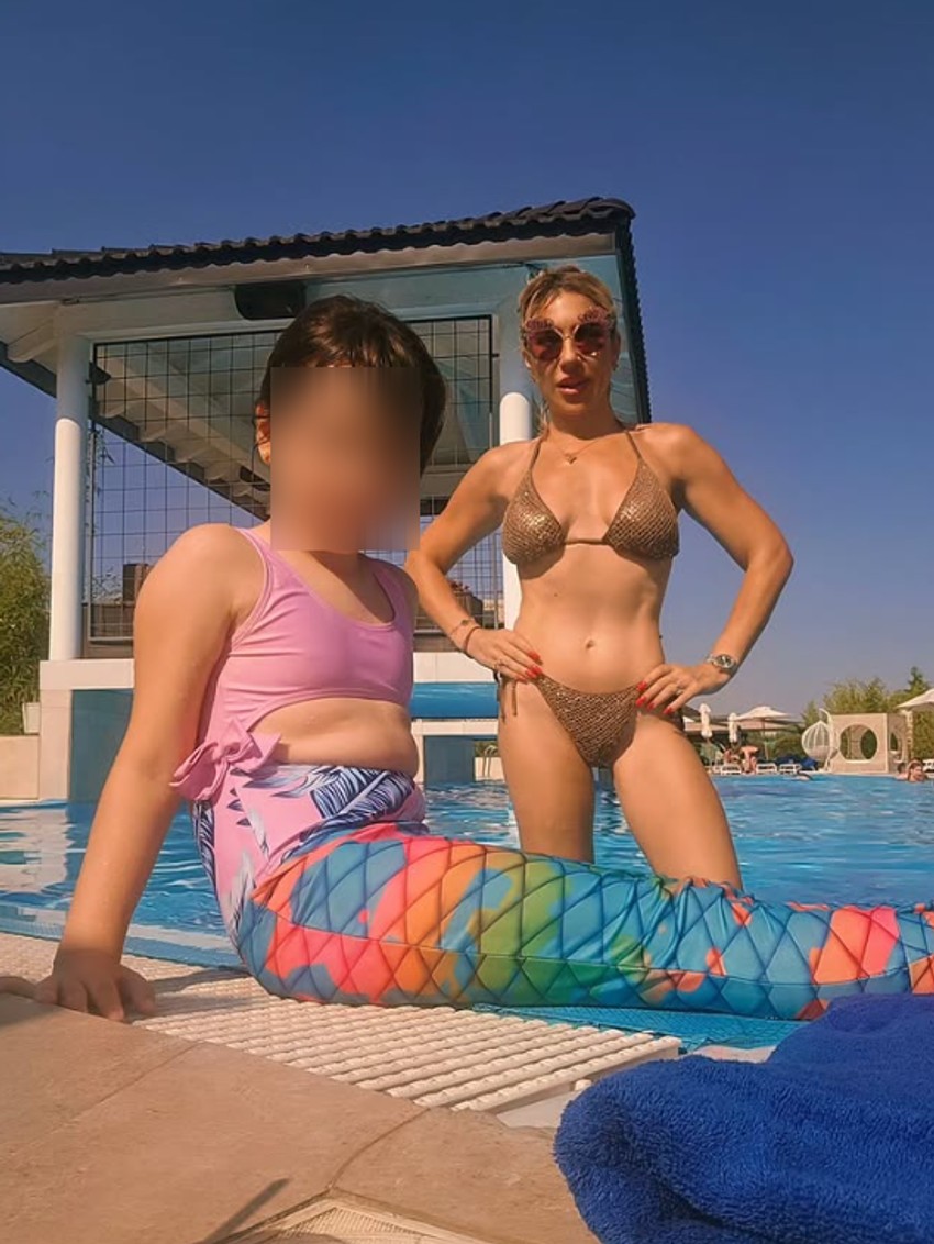Jovana Jeremić sa ćerkom na bazenu