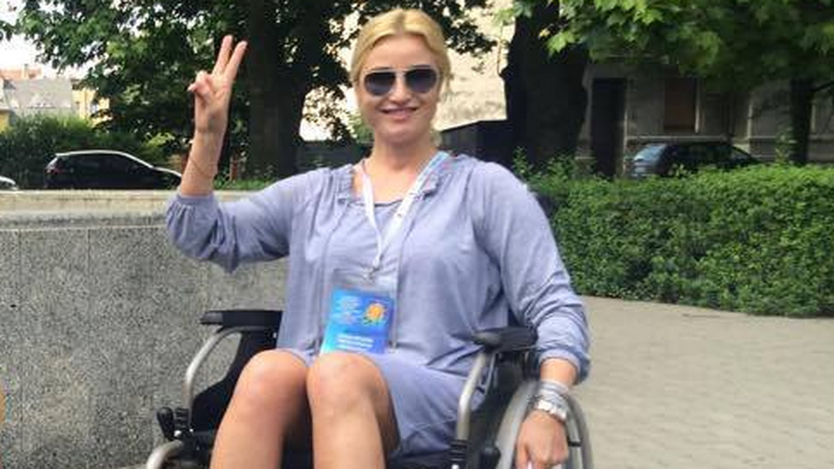 Joanna Brodzik na wózku inwalidzkim - takie zdjęcie mogą zobaczyć na Facebooku fani aktorki. Fotografia gwiazdy poruszyła fanów.