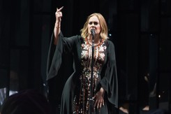 Wpadka Adele, kolorowy Coldplay i błoto po kolana na najsłynniejszym festiwalu Europy