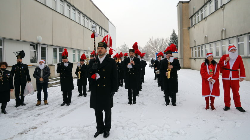 Górnicy zagrali koncert przed szpitalem Matki Polki