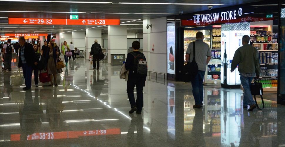 Wraz z terminalem A na Lotnisku Chopina został oddany do użytku nowy taras widokowy. Poprzedni taras zamknięto blisko 5 lat temu. <br>Na zdjęciu: Strefa duty free. <br><br>fot. (cat) PAP/Jakub Kamiński