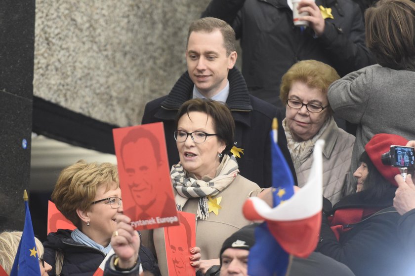 Przepychanki i wyzwiska na Dworcu Centralnym. Tak Polacy przywitali Tuska