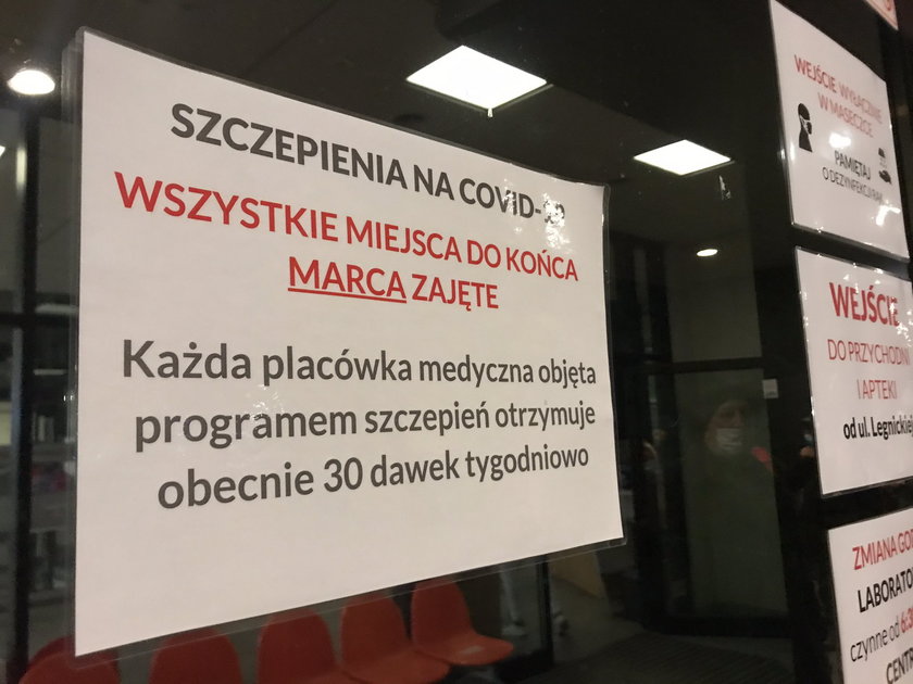 Kolejki przed przychodniami. Ruszyła rejestracja na szczepienia przeciw COVID dla kolejnej grupy seniorów