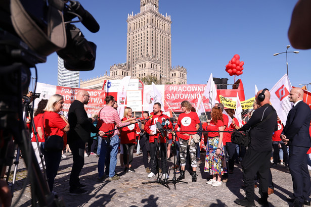 Protest pracowników sadów i prokuratury w Warszawie