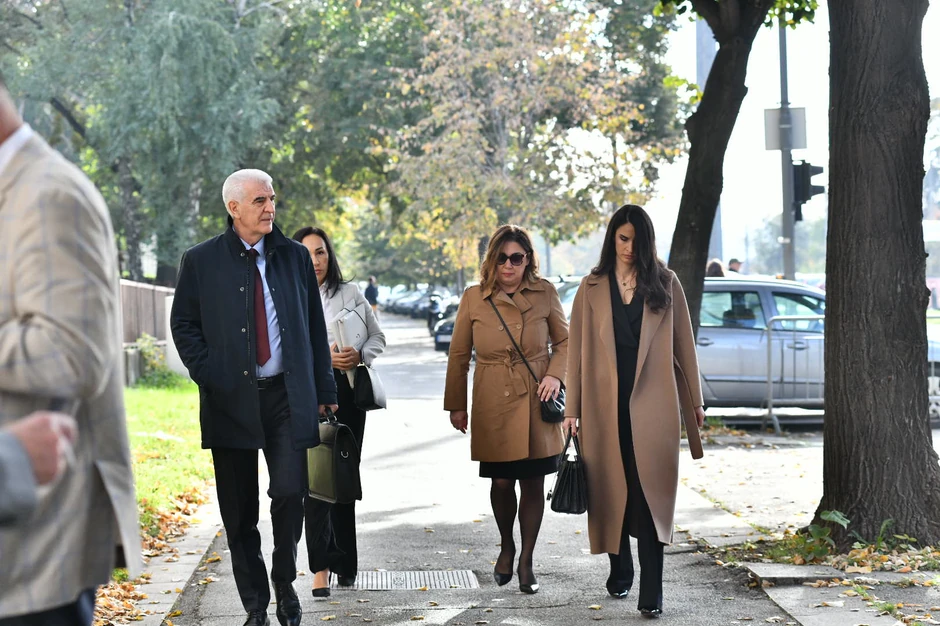 Miljana Kecmanović u pratnji advokata