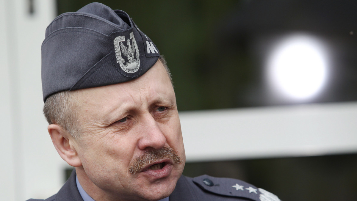 Anatol Czaban, jeden z trzech generałów zdymisjonowanych w ubiegłym tygodniu wraz z innymi oficerami Sił Powietrznych, odchodzi z wojska. O decyzji wypowiedzenia służby generał poinformował dzisiaj.