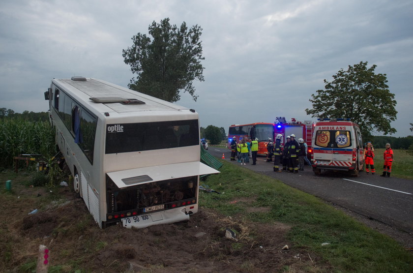 Groźny wypadek pod Łodzią. Autokar zderzył się z ciągnikiem