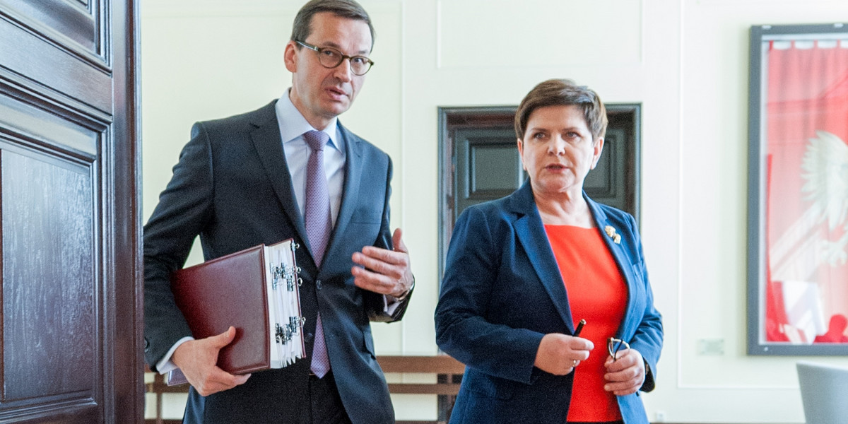 Premier Mateusz Morawiecki i była premier Beata Szydło.