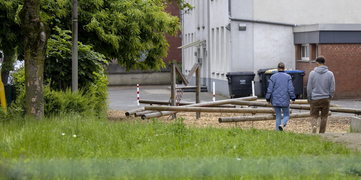 Leżała na szkolnym boisku. Znalazły ją dzieci. Myślały, że śpi.