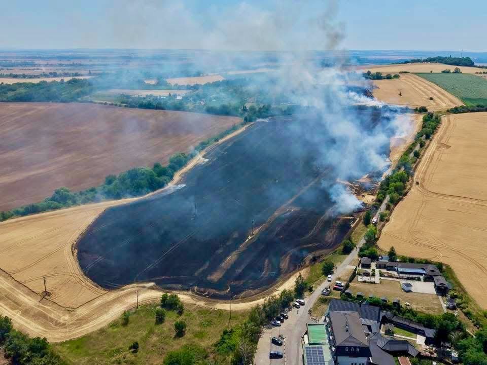 Požiar poľa v levickom okrese spôsobila pravdepodobne technická závada na kombajne.