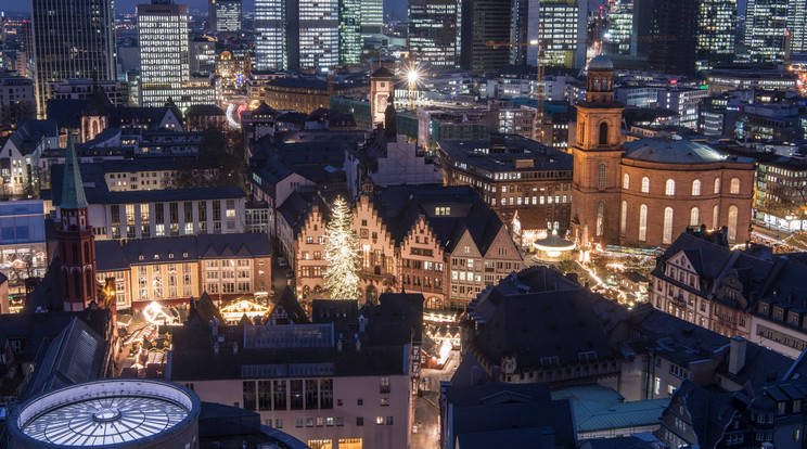 A frankfurti karácsonyi vásár a helyiek és rengeteg turista kedvelt célpontja évről-évre / Fotó: AFP