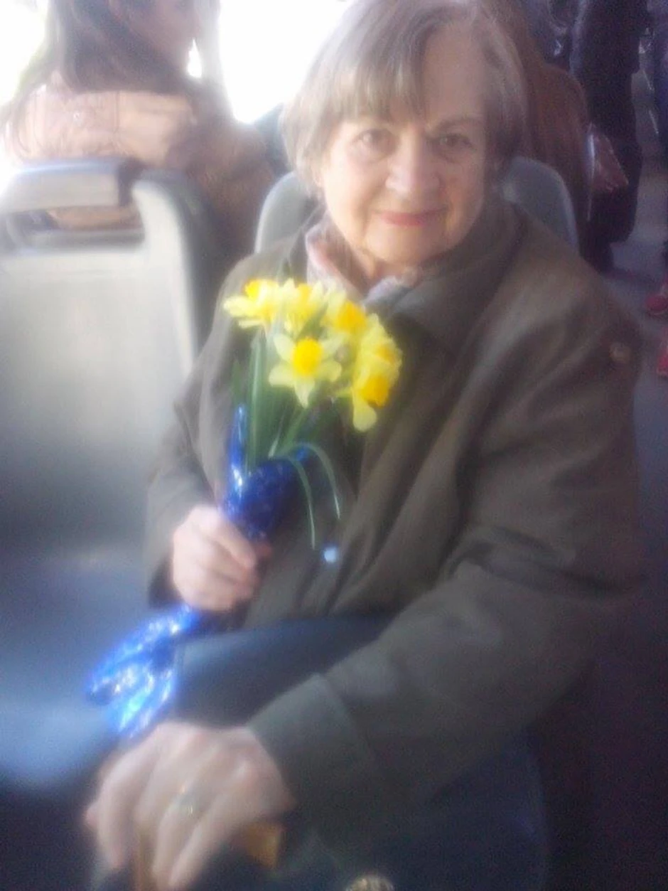 Spasenija se uputila kod svoje sestre sa buketom narcisa.