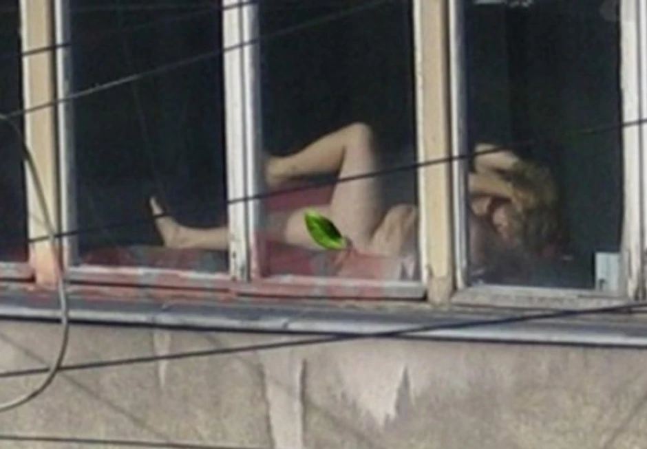 Sutkinja potpuno gola, na stolu radila vežbe