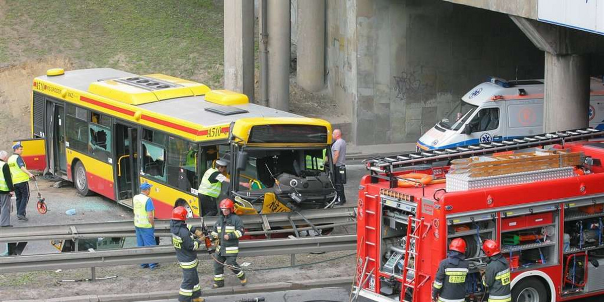 Zarzuty dla kierowcy autobusu, który zsunął się ze skarpy